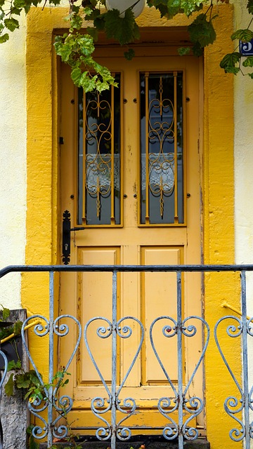 porte jaune de pavillon